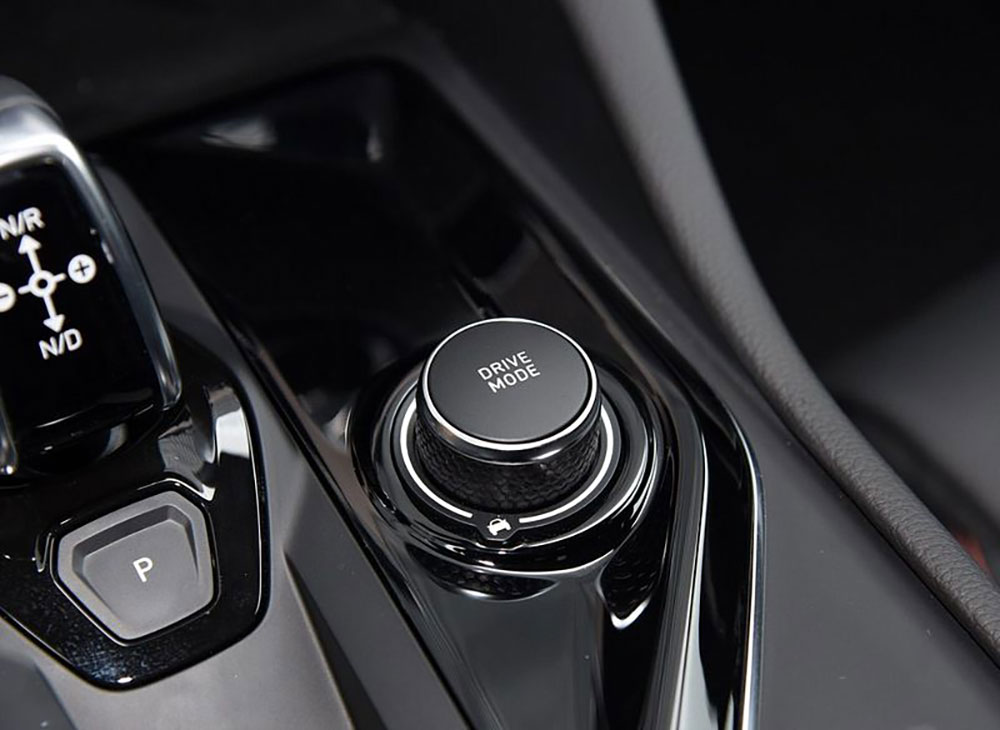 lynk-03-int13 Lynk & Co 03