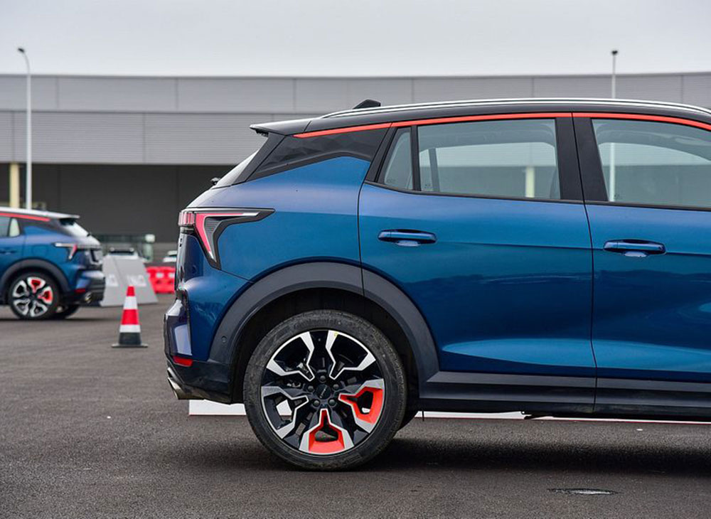 lynk-06-16 Lynk & Co 06