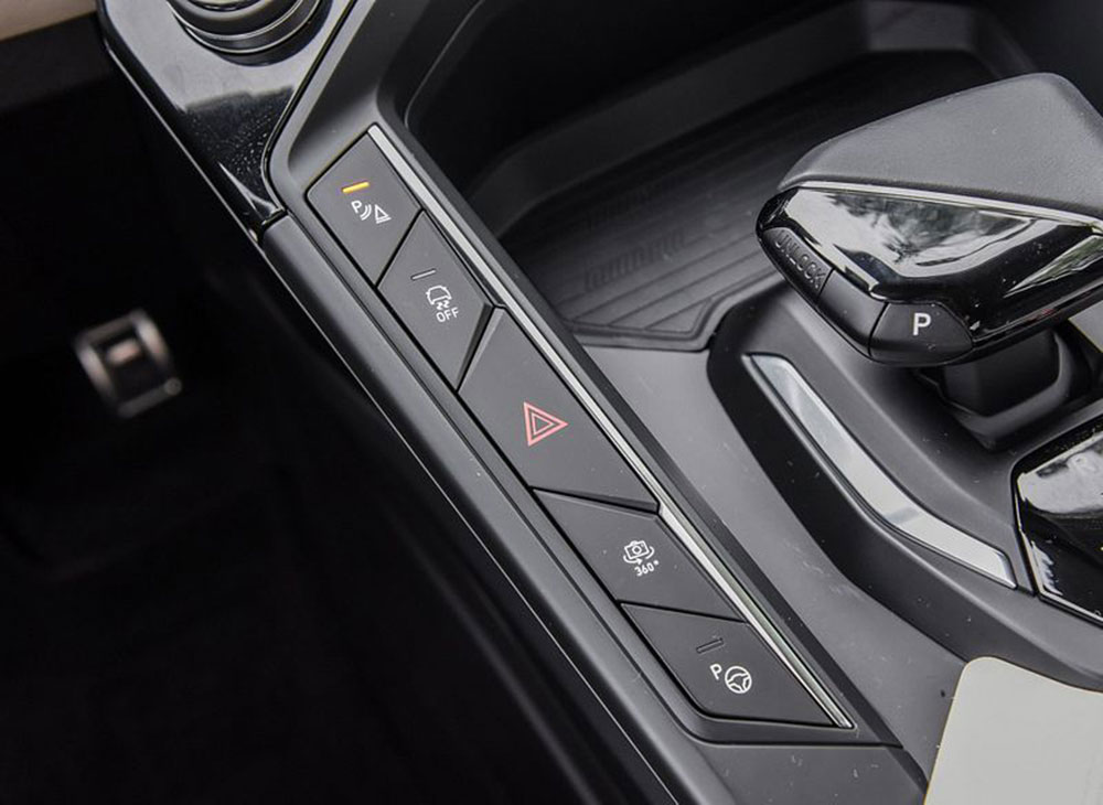 lynk-06-int11 Lynk & Co 06
